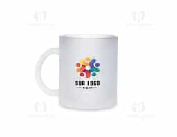 Caneca em vidro com acabamento fosco e capacidade de até 350ml, que confere visual moderno e sofisticado. Ideal para bebidas quentes ou frias, é resistente e agradável ao toque. Brinde corporativo versátil, perfeito para ações promocionais, eventos e uso no dia a dia.