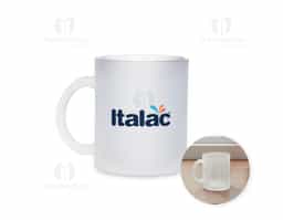 Caneca em vidro com acabamento fosco e capacidade de até 350ml, que confere visual moderno e sofisticado. Ideal para bebidas quentes ou frias, é resistente e agradável ao toque. Brinde corporativo versátil, perfeito para ações promocionais, eventos e uso no dia a dia.