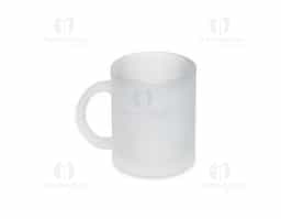 Caneca em vidro com acabamento fosco e capacidade de até 350ml, que confere visual moderno e sofisticado. Ideal para bebidas quentes ou frias, é resistente e agradável ao toque. Brinde corporativo versátil, perfeito para ações promocionais, eventos e uso no dia a dia.