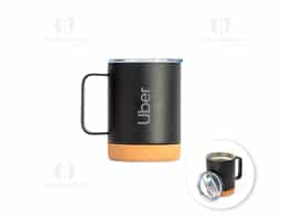 Caneca térmica em inox com pintura eletrostática, fundo em cortiça e capacidade para até 330ml. Apresenta estrutura de parede dupla e vedação a vácuo, que ajuda a conservar a temperatura das bebidas por mais tempo. Possui tampa plástica com trava de segurança no bocal.