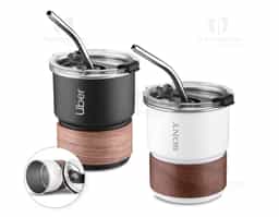 Copo de parede simples em aço inox 304 com capacidade de 250ml, com canudo em inox. Tampa em plástico poliestireno (PS) que também possui um bico como forma alternativa de uso. Com pegador em fibra de noz. Possui acabamento externo com pintura fosca.