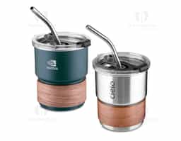 Copo de parede simples em aço inox 304 com capacidade de 250ml, com canudo em inox. Tampa em plástico poliestireno (PS) que também possui um bico como forma alternativa de uso. Com pegador em fibra de noz. Possui acabamento externo com pintura fosca.