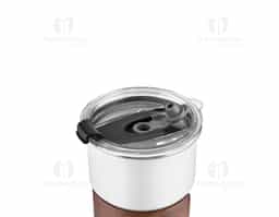 Copo de parede simples em aço inox 304 com capacidade de 250ml, com canudo em inox. Tampa em plástico poliestireno (PS) que também possui um bico como forma alternativa de uso. Com pegador em fibra de noz. Possui acabamento externo com pintura fosca.