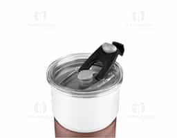 Copo de parede simples em aço inox 304 com capacidade de 250ml, com canudo em inox. Tampa em plástico poliestireno (PS) que também possui um bico como forma alternativa de uso. Com pegador em fibra de noz. Possui acabamento externo com pintura fosca.