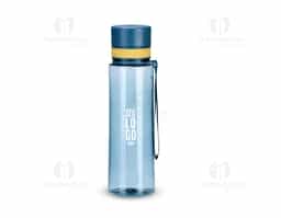 Garrafa plástica com capacidade máxima de 780ml e marcação de volume. Possui tampa rosqueável com protetor para o bocal, revestimento emborracado e alça em nylon para transporte.