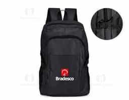 Mochila confeccionada em Oxford 300D resistente à água com capacidade máxima de 14 litros. Possui compartimento principal com divisória para organização de objetos internos e outro, localizado na parte frontal, com três bolsos internos em diferentes tamanhos. Conta ainda com bolsos laterais em tela de malha com elástico, um par de fivelas compressoras, alça superior em nylon e alças para as costas com revestimento externo em tecido respirável.