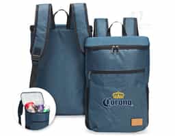 Mochila térmica confeccionada em poliéster catiônico 300D resistente à água e capacidade máxima para até 18 litros. Possui revestimento térmico em PEVA atóxico no compartimento principal, além de um bolso frontal com fechamento em zíper, dois bolsos laterais em espuma com elástico, duas alças para as costas e uma alça de mão em nylon. Acompanha plaquinha em couro sintético fixada com velcro.