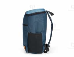 Mochila térmica confeccionada em poliéster catiônico 300D resistente à água e capacidade máxima para até 18 litros. Possui revestimento térmico em PEVA atóxico no compartimento principal, além de um bolso frontal com fechamento em zíper, dois bolsos laterais em espuma com elástico, duas alças para as costas e uma alça de mão em nylon. Acompanha plaquinha em couro sintético fixada com velcro.