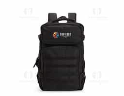 Mochila em Oxford 600D impermeável, fechamento em zíper com fechamento em zíper e puxadores em cordão de nylon, e capacidade de 24 litros. Possui divisória interna para notebooks de até 15,6 polegadas. Conta com dois compartimentos frontais de tamanhos diferentes, sendo um com tiras em velcro para fixação de patches e costura compatível com o encaixe de bolsos modulares, além de dois bolsos laterais em tela de nylon com elástico e cintas compressoras laterais. Dispõe ainda de alça superior e duas alças acolchoadas para as costas. Acompanha plaquinha metálica personalizável.