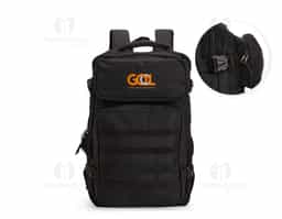 Mochila em Oxford 600D impermeável, fechamento em zíper com fechamento em zíper e puxadores em cordão de nylon, e capacidade de 24 litros. Possui divisória interna para notebooks de até 15,6 polegadas. Conta com dois compartimentos frontais de tamanhos diferentes, sendo um com tiras em velcro para fixação de patches e costura compatível com o encaixe de bolsos modulares, além de dois bolsos laterais em tela de nylon com elástico e cintas compressoras laterais. Dispõe ainda de alça superior e duas alças acolchoadas para as costas. Acompanha plaquinha metálica personalizável.