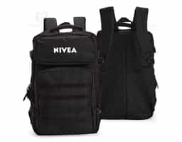 Mochila em Oxford 600D impermeável, fechamento em zíper com fechamento em zíper e puxadores em cordão de nylon, e capacidade de 24 litros. Possui divisória interna para notebooks de até 15,6 polegadas. Conta com dois compartimentos frontais de tamanhos diferentes, sendo um com tiras em velcro para fixação de patches e costura compatível com o encaixe de bolsos modulares, além de dois bolsos laterais em tela de nylon com elástico e cintas compressoras laterais. Dispõe ainda de alça superior e duas alças acolchoadas para as costas. Acompanha plaquinha metálica personalizável.