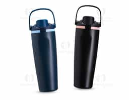 Garrafa térmica em inox com capacidade para até 850ml. Conta com estrutura de parede dupla e vedação a vácuo, ajudando a conservar a temperatura dos líquidos por mais tempo. Possui tampa rosqueável em plástico com protetor para o bocal, botão de acionamento, trava de segurança e alça de mão para transporte. Acompanha canudo para encaixe interno na tampa.