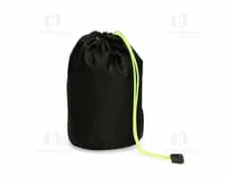 Mochila dobrável confeccionada em poliéster impermeável e detalhes em plástico, com fechamento em zíper e capacidade máxima de 16 litros. Possui compartimento interno com divisória para notebooks de até 15,6 polegadas. Conta com bolso frontal com zíper, dois bolsos laterais em tela com elástico, alça superior em nylon e duas alças traseiras com tecido telado interno. Acompanha saco em nylon com regulagem, que facilita o transporte quando dobrada.