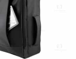 Mochila/pasta confeccionada em poliéster 300D com detalhe em PU e interior em poliéster 210D, unindo resistência e sofisticação. Possui alças lateral e de ombro acolchoadas, alça de mão e engate para mala de viagem. Conta com bolso frontal com zíper, compartimento interno para notebook de até 15,6” e bolso traseiro que permite ocultar as alças. Um brinde corporativo versátil, funcional e ideal para o dia a dia profissional.