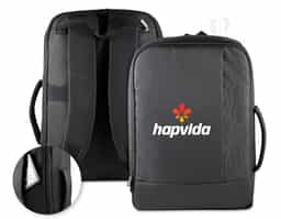 Mochila/pasta confeccionada em poliéster 300D com detalhe em PU e interior em poliéster 210D, unindo resistência e sofisticação. Possui alças lateral e de ombro acolchoadas, alça de mão e engate para mala de viagem. Conta com bolso frontal com zíper, compartimento interno para notebook de até 15,6” e bolso traseiro que permite ocultar as alças. Um brinde corporativo versátil, funcional e ideal para o dia a dia profissional.