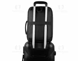 Mochila/pasta confeccionada em poliéster 300D com detalhe em PU e interior em poliéster 210D, unindo resistência e sofisticação. Possui alças lateral e de ombro acolchoadas, alça de mão e engate para mala de viagem. Conta com bolso frontal com zíper, compartimento interno para notebook de até 15,6” e bolso traseiro que permite ocultar as alças. Um brinde corporativo versátil, funcional e ideal para o dia a dia profissional.