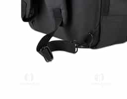 Mochila/pasta confeccionada em poliéster 300D com detalhe em PU e interior em poliéster 210D, unindo resistência e sofisticação. Possui alças lateral e de ombro acolchoadas, alça de mão e engate para mala de viagem. Conta com bolso frontal com zíper, compartimento interno para notebook de até 15,6” e bolso traseiro que permite ocultar as alças. Um brinde corporativo versátil, funcional e ideal para o dia a dia profissional.