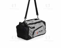Mala de viagem confeccionada em poliéster resistente à água e capacidade para até 32 litros. Possui alças ajustáveis e acolchoadas para as costas, o que permite seu uso também como mochila. Além do compartimento interno principal, conta com três bolsos externos, incluindo um dedicado para tênis. Acompanha alça transversal removível.