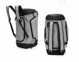 Mala de viagem confeccionada em poliéster resistente à água e capacidade para até 32 litros. Possui alças ajustáveis e acolchoadas para as costas, o que permite seu uso também como mochila. Além do compartimento interno principal, conta com três bolsos externos, incluindo um dedicado para tênis. Acompanha alça transversal removível.