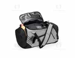 Mala de viagem confeccionada em poliéster resistente à água e capacidade para até 32 litros. Possui alças ajustáveis e acolchoadas para as costas, o que permite seu uso também como mochila. Além do compartimento interno principal, conta com três bolsos externos, incluindo um dedicado para tênis. Acompanha alça transversal removível.