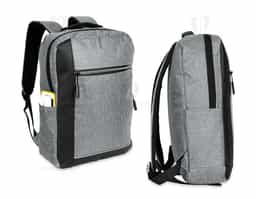 Mochila confeccionada em poliéster 300D resistente à água, com detalhes em couro sintético, fechamento em zíper e capacidade para até 15 litros. Possui compartimento principal com bolsos em diferentes tamanhos e divisória para notebooks de até 15.6 polegadas. Dispõe ainda de compartimento frontal com fechamento em zíper e faixa reflexiva, além de bolso lateral aberto e adaptador USB externo.