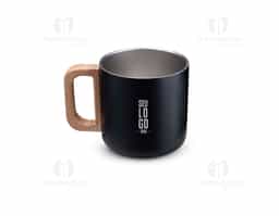 Caneca com capacidade de 400 ml, produzida com parede dupla em aço inox, sendo interno em inox 304 e externo em inox 201, garantindo melhor conservação térmica. Possui alça em madeira, que agrega charme e conforto ao manuseio. Um brinde corporativo sofisticado, funcional e ideal para valorizar a marca no dia a dia.