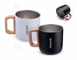 Caneca com capacidade de 400 ml, produzida com parede dupla em aço inox, sendo interno em inox 304 e externo em inox 201, garantindo melhor conservação térmica. Possui alça em madeira, que agrega charme e conforto ao manuseio. Um brinde corporativo sofisticado, funcional e ideal para valorizar a marca no dia a dia.