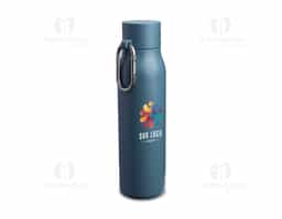 Garrafa térmica de 550 ml com parede dupla em inox reciclado, sendo externo 304 e interno 201, que auxilia na conservação da temperatura das bebidas. Possui tampa em plástico PP, mosquetão em alumínio para fácil transporte e acabamento com pintura a pó, unindo resistência, praticidade e visual moderno, ideal como brinde corporativo sustentável.