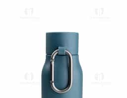 Garrafa térmica de 550 ml com parede dupla em inox reciclado, sendo externo 304 e interno 201, que auxilia na conservação da temperatura das bebidas. Possui tampa em plástico PP, mosquetão em alumínio para fácil transporte e acabamento com pintura a pó, unindo resistência, praticidade e visual moderno, ideal como brinde corporativo sustentável.