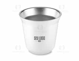 Copo térmico próprio para café expresso, com capacidade de 40 ml, produzido com interior em aço inox 304 e exterior em inox 201. Sua estrutura térmica ajuda a manter a temperatura da bebida por mais tempo, preservando sabor e aroma. Um brinde corporativo sofisticado, funcional e ideal para apreciadores de café.
