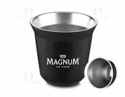 Copo térmico próprio para café expresso, com capacidade de 40 ml, produzido com interior em aço inox 304 e exterior em inox 201. Sua estrutura térmica ajuda a manter a temperatura da bebida por mais tempo, preservando sabor e aroma. Um brinde corporativo sofisticado, funcional e ideal para apreciadores de café.