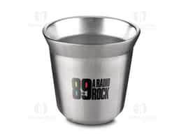 Copo térmico próprio para café expresso, com capacidade de 40 ml, produzido com interior em aço inox 304 e exterior em inox 201. Sua estrutura térmica ajuda a manter a temperatura da bebida por mais tempo, preservando sabor e aroma. Um brinde corporativo sofisticado, funcional e ideal para apreciadores de café.