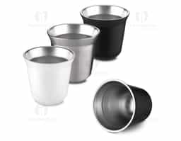 Copo térmico próprio para café expresso, com capacidade de 40 ml, produzido com interior em aço inox 304 e exterior em inox 201. Sua estrutura térmica ajuda a manter a temperatura da bebida por mais tempo, preservando sabor e aroma. Um brinde corporativo sofisticado, funcional e ideal para apreciadores de café.