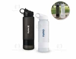 Squeeze plástico com acabamento fosco e marcação de volume, ideal para acompanhar a rotina de hidratação. Possui capacidade máxima de 900 ml, tampa rosqueável com alça fixa, bico flip e canudo interno removível. Acompanha tira emborrachada removível, garantindo praticidade e conforto no uso. Um brinde corporativo funcional, moderno e de grande apelo promocional.