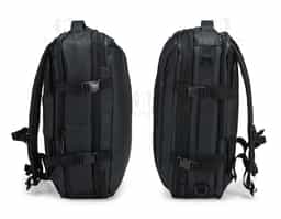 Mochila em nylon com camada de PU impermeável, com capacidade máxima de 28 litros, ideal para viagens, trabalho e uso diário. Possui compartimento interno com sistema de vedação a vácuo para armazenamento de roupas e objetos, além de duas divisórias em poliuretano termoplástico em tamanhos diferentes. Conta com bolsos frontais, bolso lateral em tela e bolso traseiro com divisória para notebook de até 15,6”. Dispõe ainda de alças acolchoadas em espuma respirável, alça lateral para transporte horizontal e alça de ombro ajustável em nylon. Um brinde corporativo moderno, versátil e de alto valor percebido.