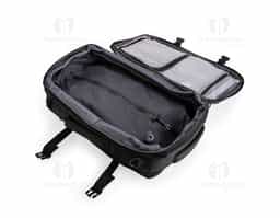 Mochila em nylon com camada de PU impermeável, com capacidade máxima de 28 litros, ideal para viagens, trabalho e uso diário. Possui compartimento interno com sistema de vedação a vácuo para armazenamento de roupas e objetos, além de duas divisórias em poliuretano termoplástico em tamanhos diferentes. Conta com bolsos frontais, bolso lateral em tela e bolso traseiro com divisória para notebook de até 15,6”. Dispõe ainda de alças acolchoadas em espuma respirável, alça lateral para transporte horizontal e alça de ombro ajustável em nylon. Um brinde corporativo moderno, versátil e de alto valor percebido.
