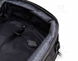 Mochila em nylon com camada de PU impermeável, com capacidade máxima de 28 litros, ideal para viagens, trabalho e uso diário. Possui compartimento interno com sistema de vedação a vácuo para armazenamento de roupas e objetos, além de duas divisórias em poliuretano termoplástico em tamanhos diferentes. Conta com bolsos frontais, bolso lateral em tela e bolso traseiro com divisória para notebook de até 15,6”. Dispõe ainda de alças acolchoadas em espuma respirável, alça lateral para transporte horizontal e alça de ombro ajustável em nylon. Um brinde corporativo moderno, versátil e de alto valor percebido.
