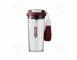Copo em plástico livre de BPA com capacidade para até 600ml. Possui marcação de volume impressa e tampa rosqueável com trava de segurança para o bocal, além de bico flip com protetor próprio. Acompanha canudo para encaixe interno e alça de nylon com detalhe em couro sintético.