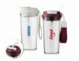 Copo em plástico livre de BPA com capacidade para até 600ml. Possui marcação de volume impressa e tampa rosqueável com trava de segurança para o bocal, além de bico flip com protetor próprio. Acompanha canudo para encaixe interno e alça de nylon com detalhe em couro sintético.