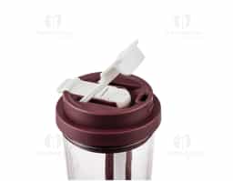 Copo em plástico livre de BPA com capacidade para até 600ml. Possui marcação de volume impressa e tampa rosqueável com trava de segurança para o bocal, além de bico flip com protetor próprio. Acompanha canudo para encaixe interno e alça de nylon com detalhe em couro sintético.
