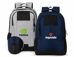 Mochila impermeável em Oxford com revestimento em PU, capacidade máxima de 23 litros e fechamento em zíper com puxadores em nylon e plástico. Possui compartimento principal com divisória para notebooks de até 17,3 polegadas. Conta com compartimento frontal e dois bolsos laterais em malha com elástico, alça para encaixe em malas de viagem e revestimento em espuma respirável nas costas, nas alças de ombro e na alça superior de mão.