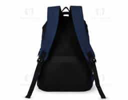 Mochila impermeável em Oxford com revestimento em PU, capacidade máxima de 23 litros e fechamento em zíper com puxadores em nylon e plástico. Possui compartimento principal com divisória para notebooks de até 17,3 polegadas. Conta com compartimento frontal e dois bolsos laterais em malha com elástico, alça para encaixe em malas de viagem e revestimento em espuma respirável nas costas, nas alças de ombro e na alça superior de mão.