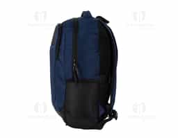 Mochila impermeável em Oxford com revestimento em PU, capacidade máxima de 23 litros e fechamento em zíper com puxadores em nylon e plástico. Possui compartimento principal com divisória para notebooks de até 17,3 polegadas. Conta com compartimento frontal e dois bolsos laterais em malha com elástico, alça para encaixe em malas de viagem e revestimento em espuma respirável nas costas, nas alças de ombro e na alça superior de mão.