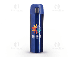 Garrafa térmica de 450 ml produzida em inox colorido, ideal para manter a temperatura das bebidas por mais tempo. Possui botão de abertura prata com sistema de trava identificado por desenhos de cadeado aberto e fechado, garantindo segurança no uso. Para abrir, basta levantar o botão menor e pressionar o botão central; a tampa conta com borracha interna antivazamento. A abertura total é feita por rosca, facilitando a limpeza, e o interior é totalmente revestido em inox. Um brinde corporativo moderno e funcional.