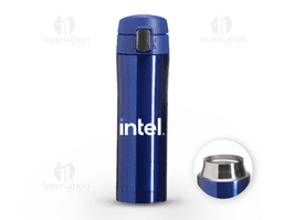 Garrafa térmica de 450 ml produzida em inox colorido, ideal para manter a temperatura das bebidas por mais tempo. Possui botão de abertura prata com sistema de trava identificado por desenhos de cadeado aberto e fechado, garantindo segurança no uso. Para abrir, basta levantar o botão menor e pressionar o botão central; a tampa conta com borracha interna antivazamento. A abertura total é feita por rosca, facilitando a limpeza, e o interior é totalmente revestido em inox. Um brinde corporativo moderno e funcional.