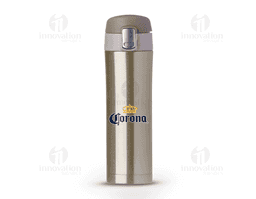 Garrafa térmica de 450 ml produzida em inox colorido, ideal para manter a temperatura das bebidas por mais tempo. Possui botão de abertura prata com sistema de trava identificado por desenhos de cadeado aberto e fechado, garantindo segurança no uso. Para abrir, basta levantar o botão menor e pressionar o botão central; a tampa conta com borracha interna antivazamento. A abertura total é feita por rosca, facilitando a limpeza, e o interior é totalmente revestido em inox. Um brinde corporativo moderno e funcional.
