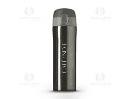 Garrafa térmica de 450 ml produzida em inox colorido, ideal para manter a temperatura das bebidas por mais tempo. Possui botão de abertura prata com sistema de trava identificado por desenhos de cadeado aberto e fechado, garantindo segurança no uso. Para abrir, basta levantar o botão menor e pressionar o botão central; a tampa conta com borracha interna antivazamento. A abertura total é feita por rosca, facilitando a limpeza, e o interior é totalmente revestido em inox. Um brinde corporativo moderno e funcional.