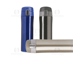 Garrafa térmica de 450 ml produzida em inox colorido, ideal para manter a temperatura das bebidas por mais tempo. Possui botão de abertura prata com sistema de trava identificado por desenhos de cadeado aberto e fechado, garantindo segurança no uso. Para abrir, basta levantar o botão menor e pressionar o botão central; a tampa conta com borracha interna antivazamento. A abertura total é feita por rosca, facilitando a limpeza, e o interior é totalmente revestido em inox. Um brinde corporativo moderno e funcional.